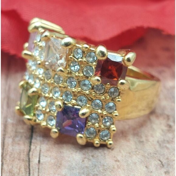 NWOT Gold Tone Colorful Crystal Covered Cocktail Fashion Ring Size 8 - Picture 2 of 8